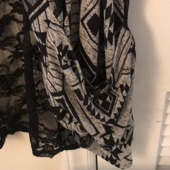 Sheer lacy black back adds drama and style! - Picture 4 of 6